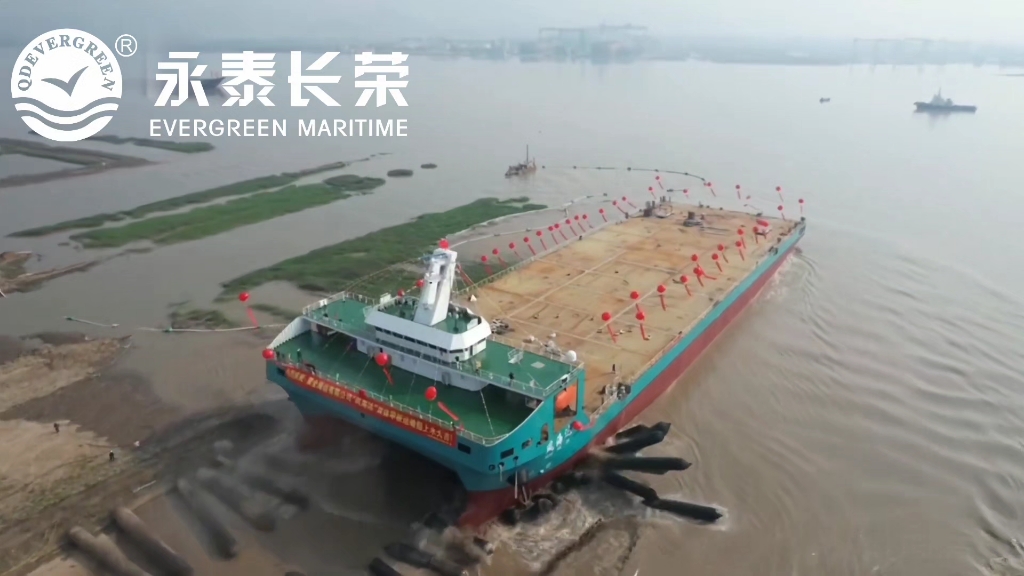 2023 年 6 月,全球首艘江海直達(dá)DP2多用途雙體運(yùn)輸接駁船&ldquo;風(fēng)海達(dá)&ldquo;在浙江臺(tái)州方振船業(yè)采用氣囊上排下水順利吉水。
